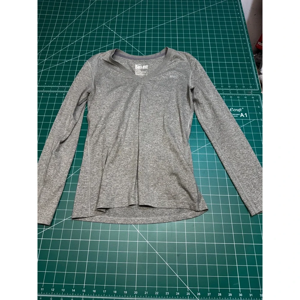 Nike Dri-FIT Womens Small Gray Heathered V-Neck Long Sleeve Training Top Shirt